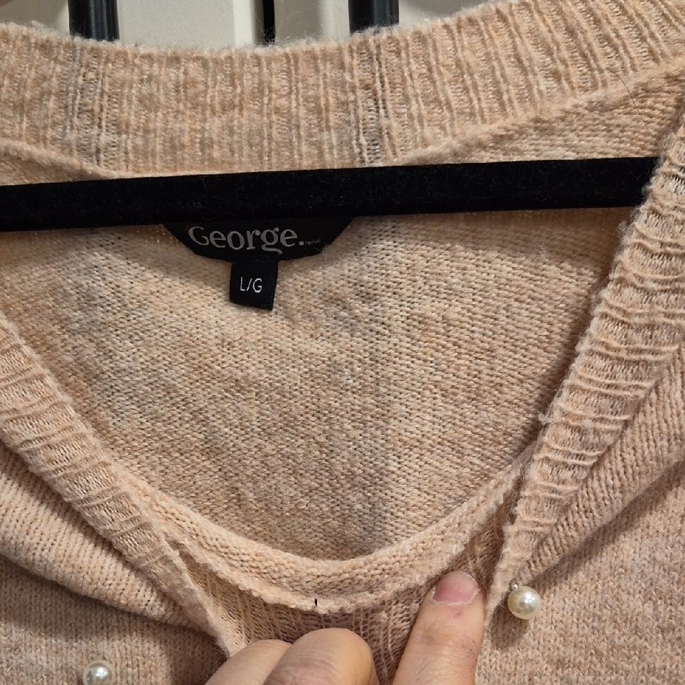 💙 Pearl-Embellished Light Pink Women's Sweater - Picture 3 of 5